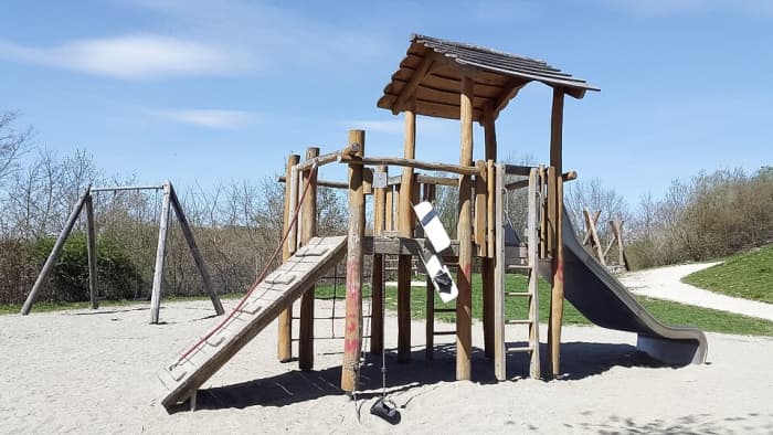 Adventure playgrounds often have some features in common with natural playgrounds. They frequently contain naturalistic elements and are designed to stimulate a child's imagination.
