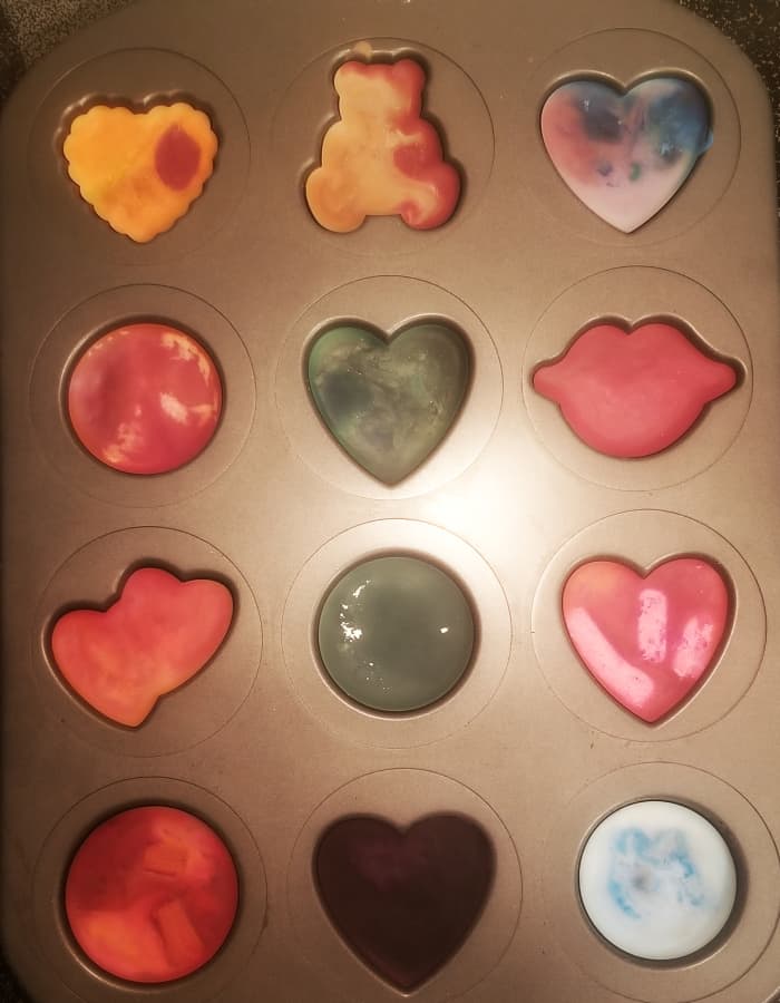 Place the cookie sheet mold in the freezer for 20 minutes to speed up the hardening process. This also makes it easier to remove the crayons from the mold.