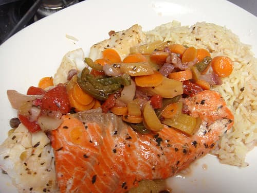 The recipe in this article is for salmon fillets and tomatoes, but you can cook en papillote dishes with all kinds of vegetables, as shown in this photo. Feel free to experiment.