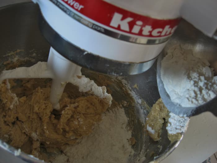 Gradually add the flour mixture slowly while stirring at low speed. Scrape after adding the flour mixture.