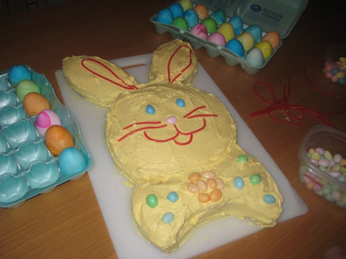 How about a yellow cake? With just a little extra trouble, you could divide the frosting and tint it 2 or 3 colors, using one color for the bow tie, one for ears, etc.