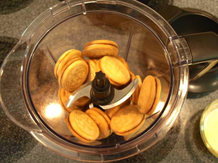 1. Using a strong food processor, pour the melted butter over the cookies and puree.