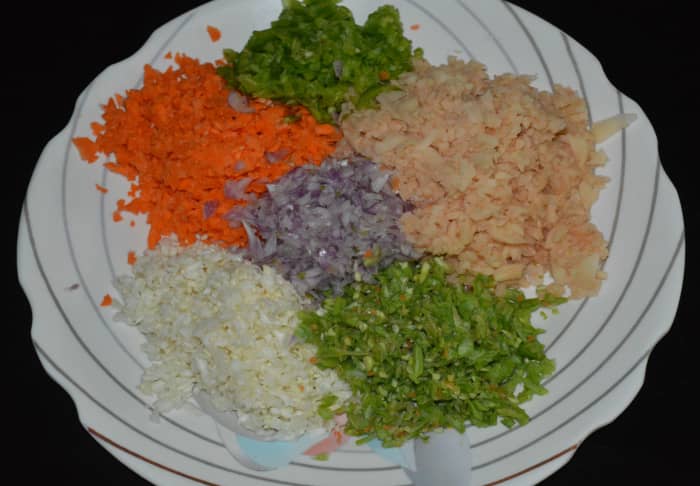 Chop the vegetables and cook them. Put the cooked vegetables and the mashed potatoes in a mixing bowl. Add the red chili powder, garam masala powder, and the half of the salt. You should be able to make medium-firm balls with this.
