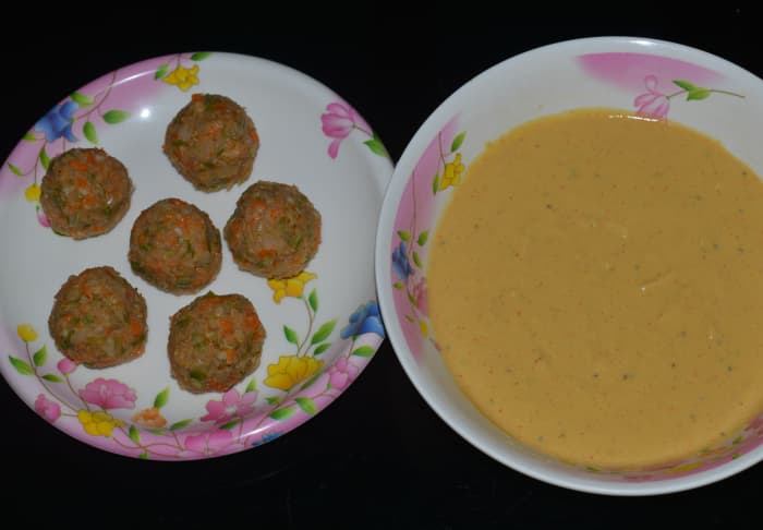 Step two: Add chickpea flour, red chili powder, carom seeds, and other half of the salt to a mixing bowl. Mix well. While adding a glass of water, make a smooth, thick consistency batter.