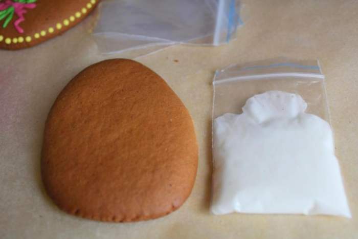 If you don't have a special icing dispenser (like me!), it is perfectly fine to use a small, clean Ziploc bag instead. Just cut a small hole in the corner and decorate away!