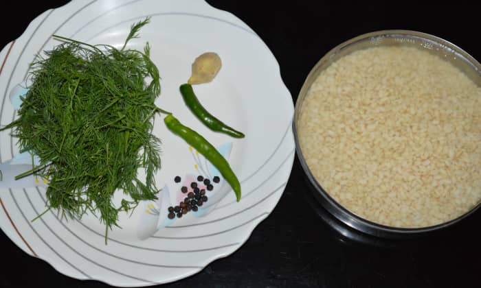 Step one: Wash and soak white lentils in fresh water for 2 to 3 hours. Separate the lentils from the water.