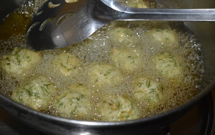 Step four: Heat the oil for deep-frying. Wet your fingers and take out small portions of the batter. Gently drop them into the medium-hot oil.