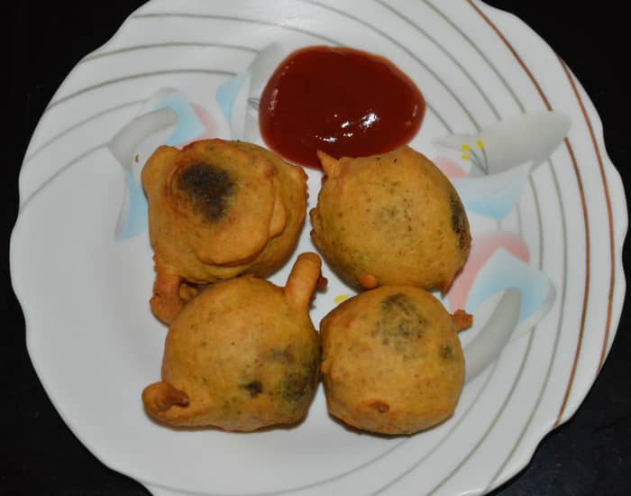 Repeat the same with the remaining balls and the batter. Your favorite leafy greens and paneer vada (bonda) is ready to eat! Serve them hot with coconut chutney or tomato sauce. Enjoy the deliciousness and irresistible flavor!