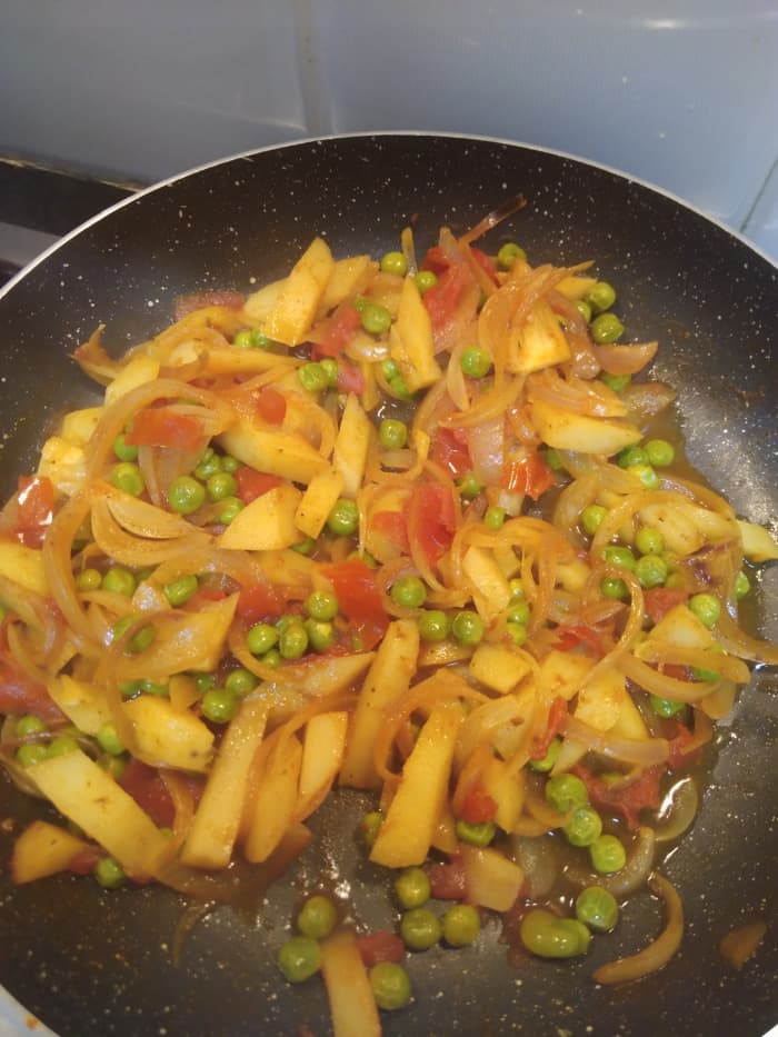 Cook for 3 to 4 minutes or until vegetables are completely cooked. (You can retain a little water to cook paneer.)