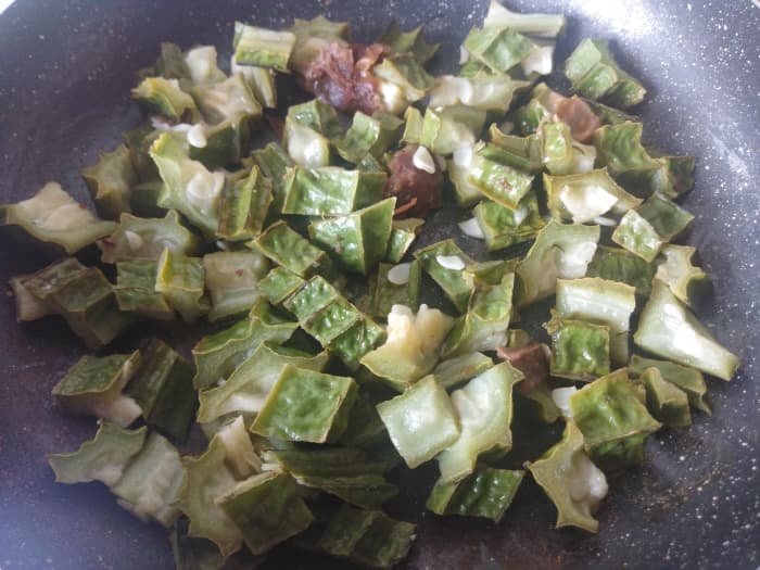 After the ridge gourd becomes soft, turn off the flame (it may take 4 to 5 minutes). Let it cool down.