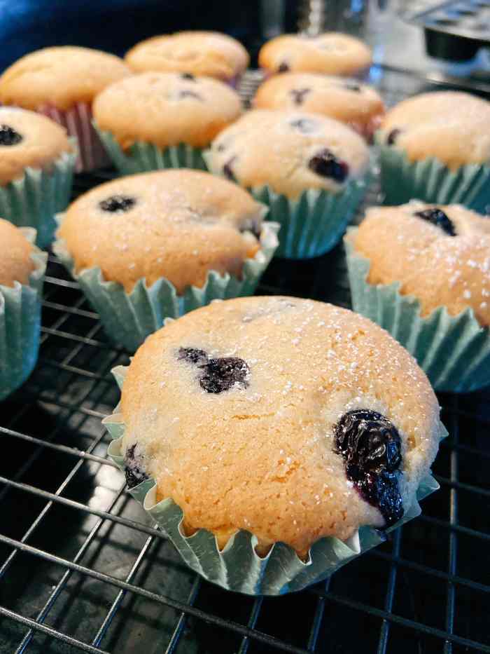 Transfer the muffins on a wire rack to cool. 