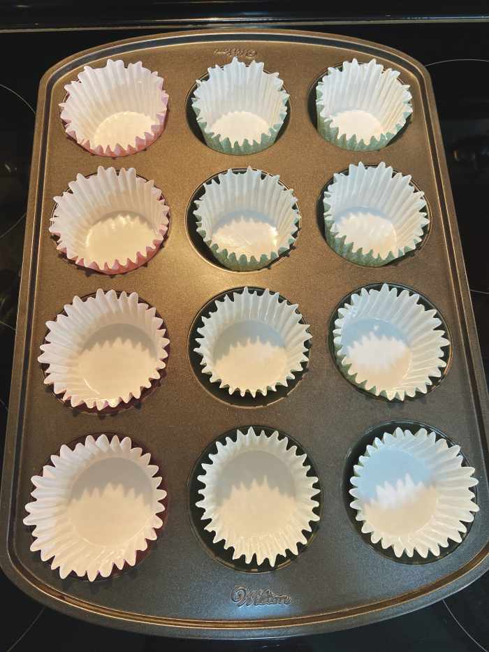 Line the baking paper on a muffin tray. 