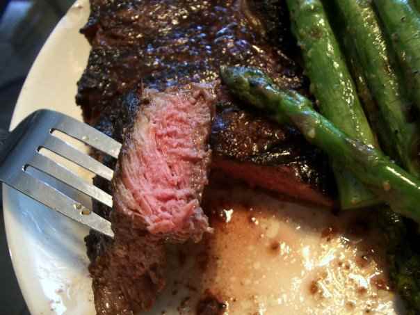 cooking-steak-in-cast-iron-skillet