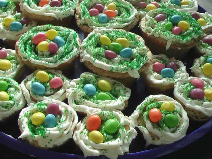 acho que meus cupcakes foram bem resgatados! Ovos de geléia e granulados verdes salvaram o dia!