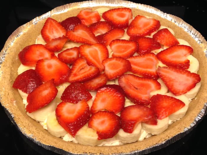 Spread pineapple-cream cheese mixture on crust. Top with sliced bananas, then sliced strawberries