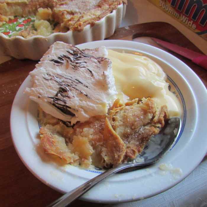 Apple pie with ice cream