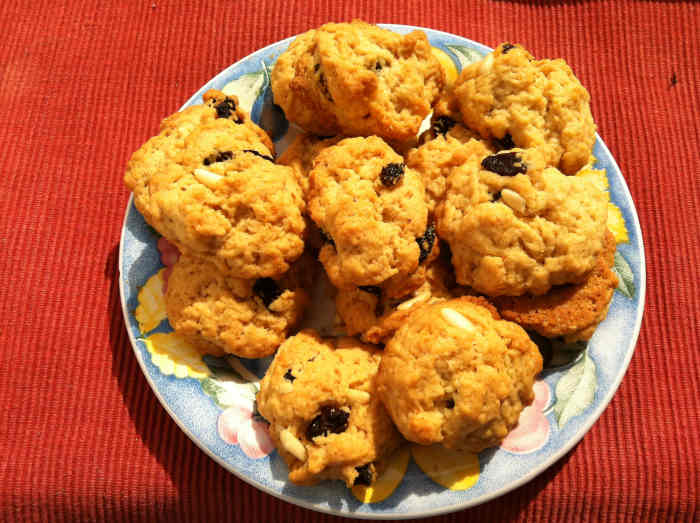 Cookies with extra virgin olive oil, raisins and pine nuts