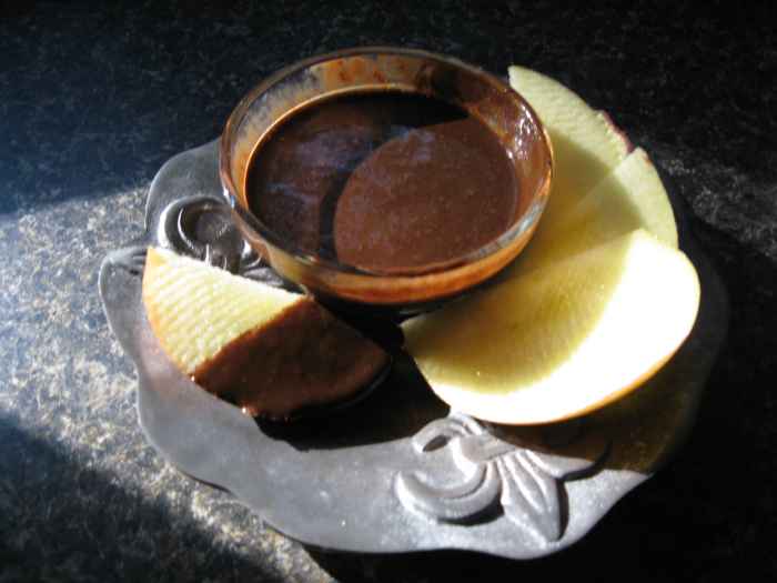 My low carb chocolate dipping sauce is tasty with tart apples.