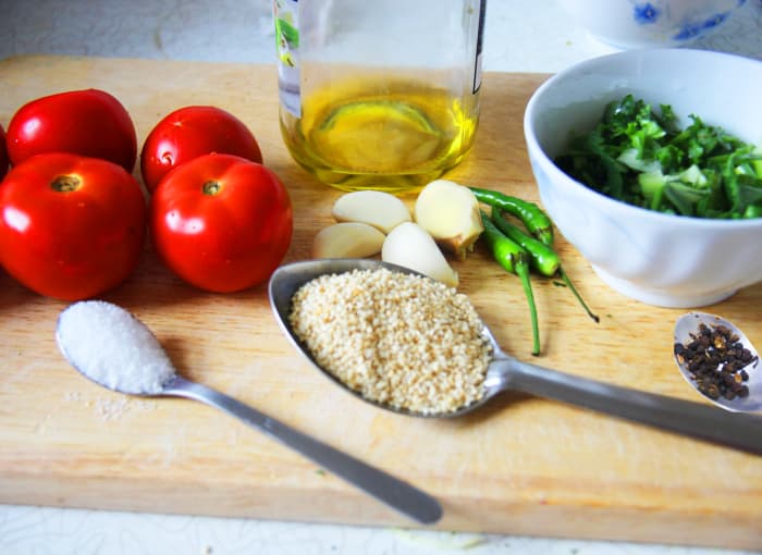 Here is all the ingredients required to cook tomato chutney/sauce: tomatoes, oil, sesame seeds, garlic, ginger, coriander, chili, Timur/Szechwan pepper and salt.