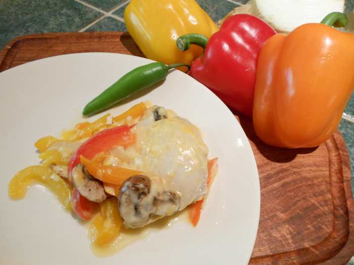 Pechuga Monterrey: Chicken, red, orange and yellow peppers, onion, mushrooms and colby jack cheese. Delicioso!