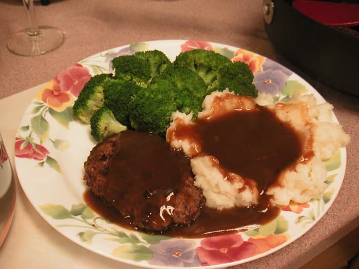 Steamed broccoli makes an excellent side dish for many meals. See how much this meal cost below.