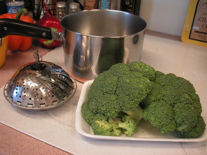 How to Make Fresh Steamed Broccoli: Quick and Healthy Recipe - Delishably