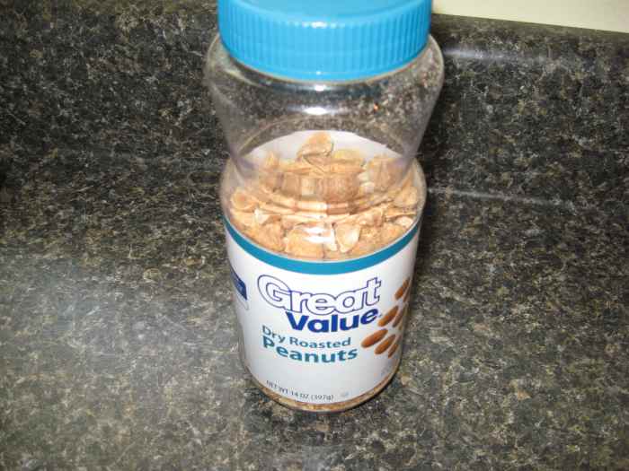 Low-carb snacks include nuts.