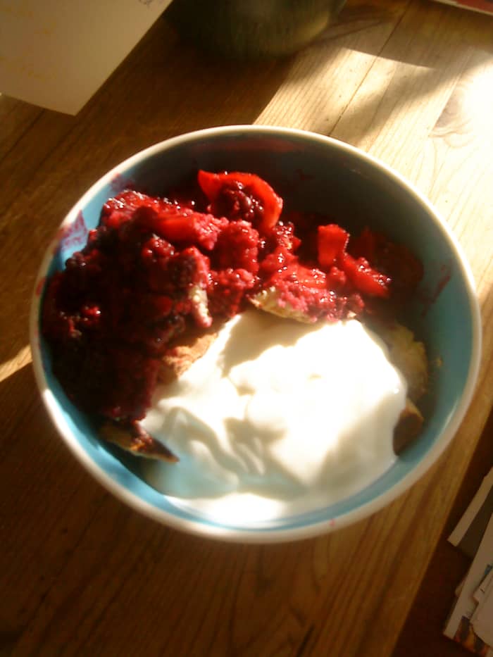 This dream pie is best served with custard, cream, ice cream or, as pictured here, greek yoghurt. Delicious!