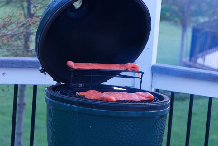 The BGE is heated up and the wood chips have been added. It is time to close the lid and wait.