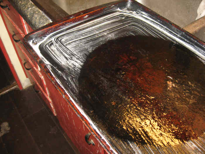 Use a dark metal pan for nice brown bottoms.