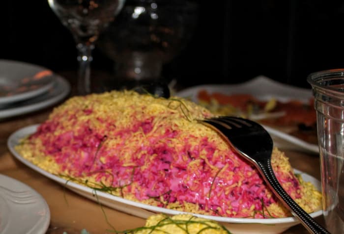 Another way to arrange shuba is to pile it on a flat dish instead of a deep one. This is how they serve it in restaurants.