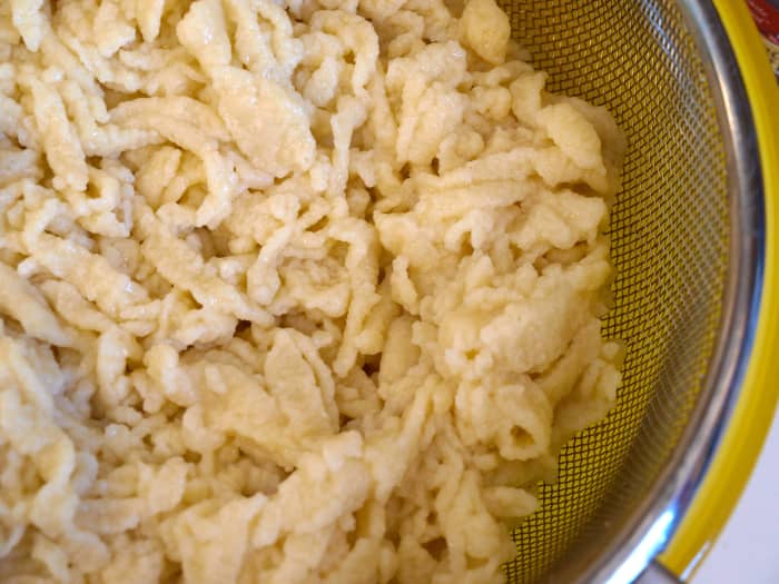 Place the cooked noodles in a sieve and quickly run cold water over them to stop the cooking. This will help them keep their firm texture. Set them aside and repeat the process.