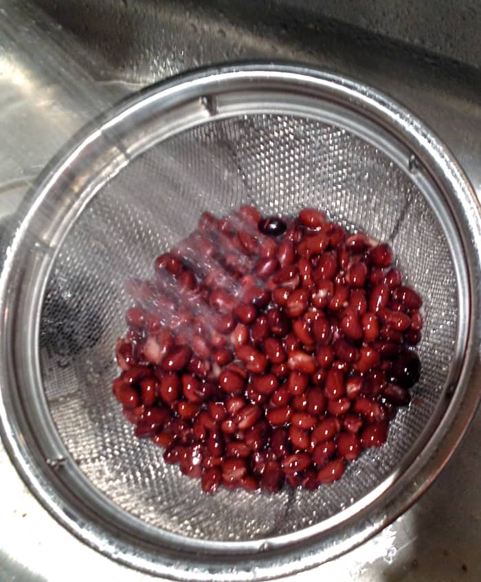 Rinse and drain beans, then combine with the garlic, lime juice, green onions and spices in a bowl.