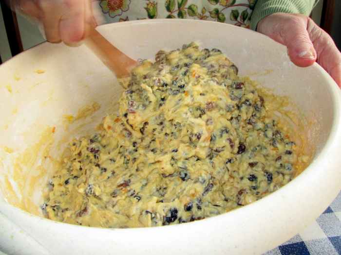 Make the cake batter and mix in well.