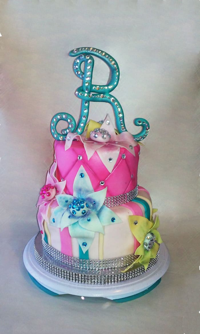 If you want to make a real impact with your cakes and start baking like a professional, don't skip out on decorating that board, too!