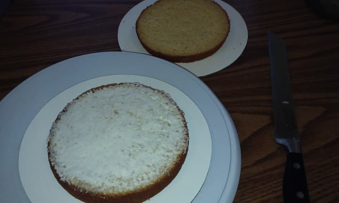 First layer of buttercream: Apply a thin layer of buttercream as a barrier against the wet filling and the cake.