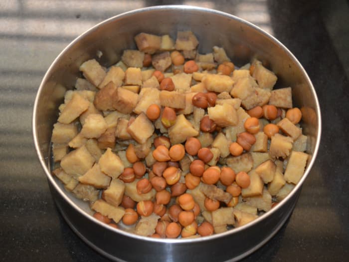 Step one: Cook chopped elephant foot yam and soaked black chickpeas together. Add diluted tamarind water and salt while cooking.