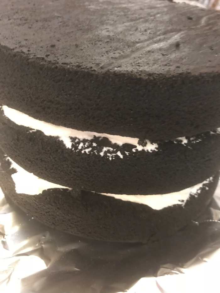 You can use any type of frosting you wish, but I personally love a simple buttercream. I finished this cake with dark chocolate ganache.