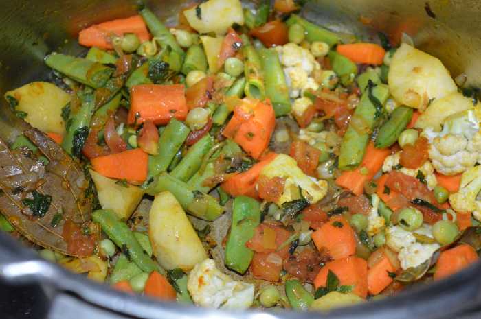 How To Make Vegetable Yogurt Rice (Vegetable Tahari) - Delishably