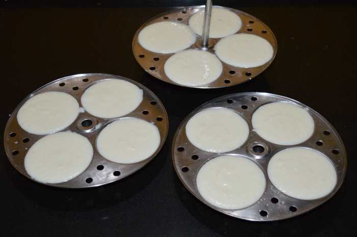 Step seven: Add baking soda to the batter and gently stir. Quickly pour 2 to 3 tablespoons of batter into each mould.