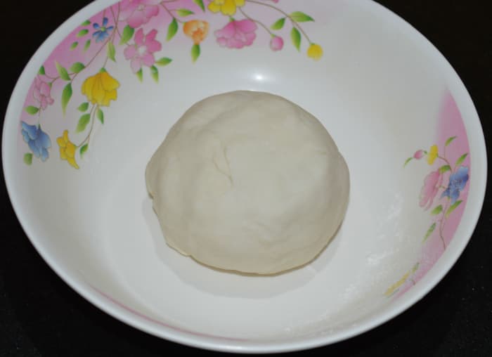 Next, knead the dough while adding water little by little to get a soft and firm dough. Cover the dough. Set aside for 10-15 minutes.