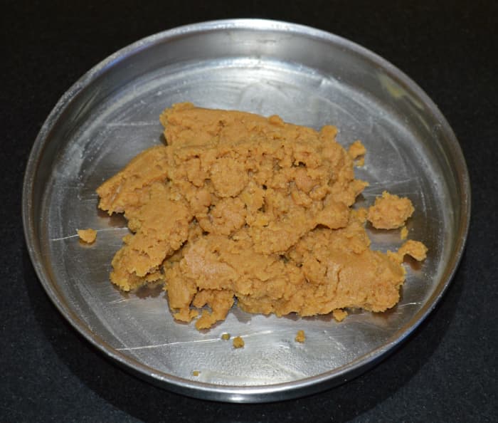 Step six: Pour the mixture into the greased plate. Gently press it with a spoon or cup to make it flat and 1/4 inch thick.