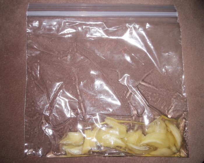 This will give you an idea of how many garlic slices I put in each bag. If you cook for a lot of people, you might want to put more in yours.