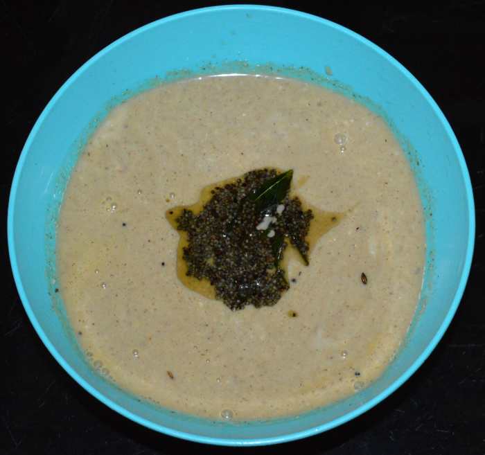 Step four: Add a tempering as per instructions. Mix once. Now, the pickled mango side dish is ready! Enjoy eating this side dish with steamed rice at the beginning of the meal.