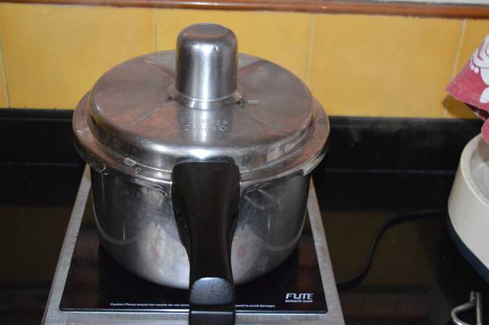 Step four: Steam-cook the balls for 10 to 12 minutes. Next, turn off the heat and take the balls out.