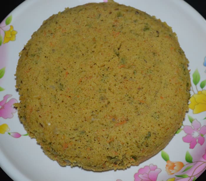 Observe the porous cake. You can consume it as is by cutting it into small pieces. This cake has almost zero oil. Serve it with tomato sauce and green chutney. Also, you can make it yummier by adding a seasoning to it.