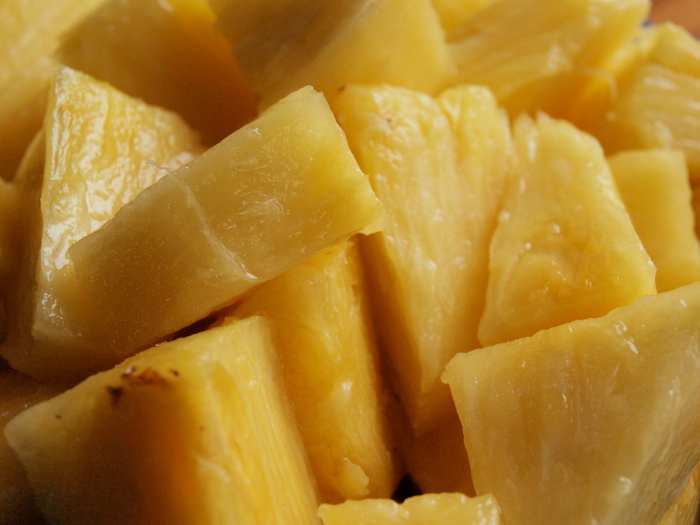 For this recipe, you can use either fresh or canned slices of pineapple. 