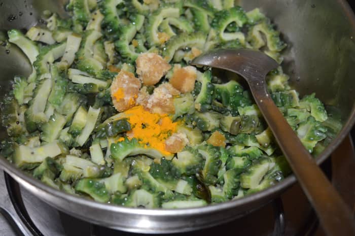 Step 3: Heat 2 teaspoons of oil in a deep-bottomed pan. Throw in the mustard seeds. Allow them to crackle. Add a few curry leaves. Saute for 10 seconds. Add turmeric powder, jaggery powder, and salt.