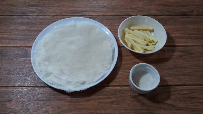 Fried cheese sticks with lumpia wrappers
