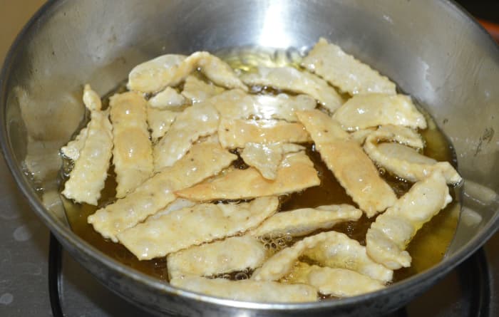 Step three: Deep-fry the strips in medium-hot oil. Keep the heat at medium temperature once the strips become crispy. When the strips become golden brown, remove them and place them on an absorbent paper towel. These are cheese crackers!